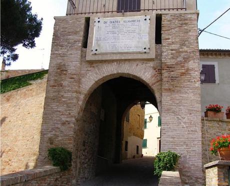 La porta d'accesso al borgo di Fiorenzuola di Focara  foto by Primula - Ma Bohème