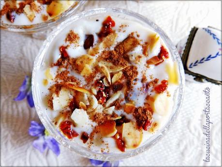 Coppette di yogurt di soia con composta di pere e bacche di goji