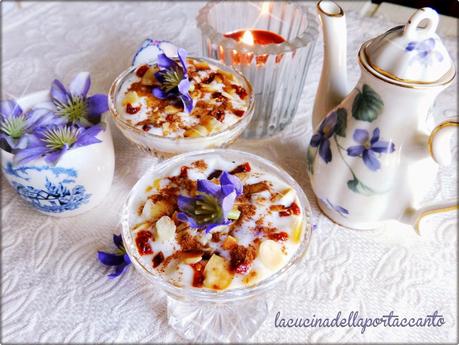 Coppette di yogurt di soia con composta di pere e bacche di goji