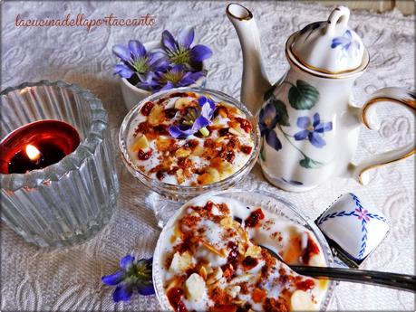 Coppette di yogurt di soia con composta di pere e bacche di goji