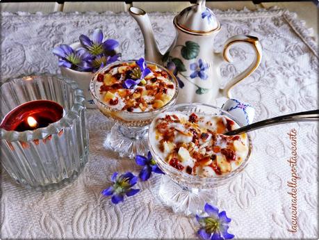 Coppette di yogurt di soia con composta di pere e bacche di goji