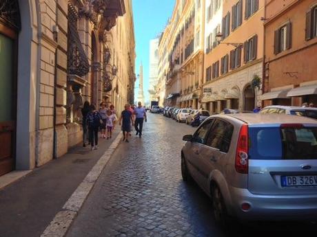 Via Sistina. La passeggiata negata e l'assurdo delle dimensioni delle carreggiate a Roma