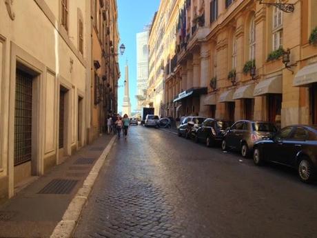 Via Sistina. La passeggiata negata e l'assurdo delle dimensioni delle carreggiate a Roma