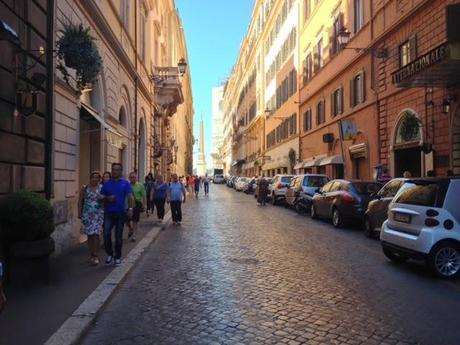 Via Sistina. La passeggiata negata e l'assurdo delle dimensioni delle carreggiate a Roma