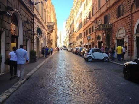 Via Sistina. La passeggiata negata e l'assurdo delle dimensioni delle carreggiate a Roma