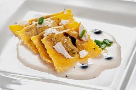 Tortelli di radicchio su crema di cannellini al balsamico e lardo