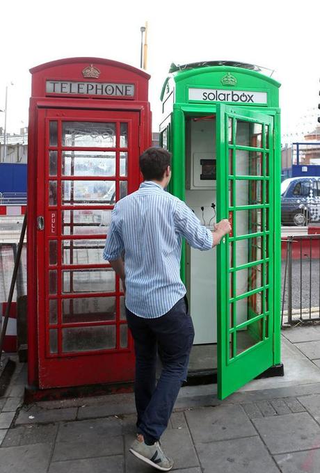 Londra, cabine per ricaricare i cellulari con energia solare. London Phone Booth Converted To Solar-Powered Mobile Charging Station