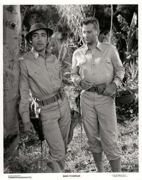 Anthony Quinn e John Wayne in una scena