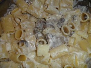 mezze-maniche-con-funghi-ed-emmental