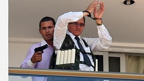 Brasile, prende ostaggio in hotel e chiede estradizione Cesare Battisti