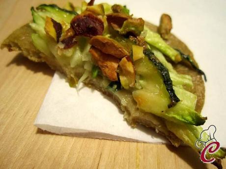 Focaccine d'orzo allo yogurt con zucchine e pistacchi: la cromaticità che racchiude dimenticanze e occasioni