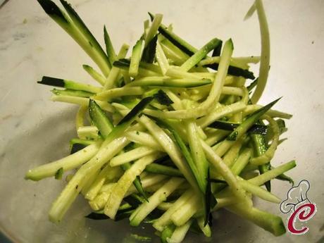 Focaccine d'orzo allo yogurt con zucchine e pistacchi: la cromaticità che racchiude dimenticanze e occasioni