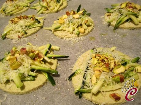 Focaccine d'orzo allo yogurt con zucchine e pistacchi: la cromaticità che racchiude dimenticanze e occasioni