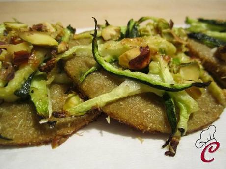 Focaccine d'orzo allo yogurt con zucchine e pistacchi: la cromaticità che racchiude dimenticanze e occasioni