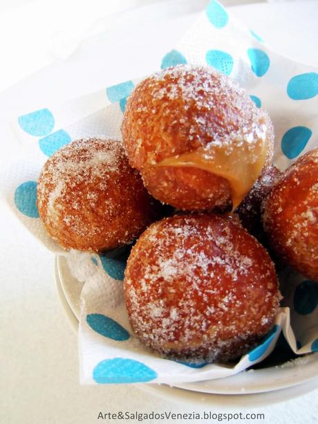 Bolinho de chuva recheado com doce de leite  Fritelle con cuore di dulche de leche