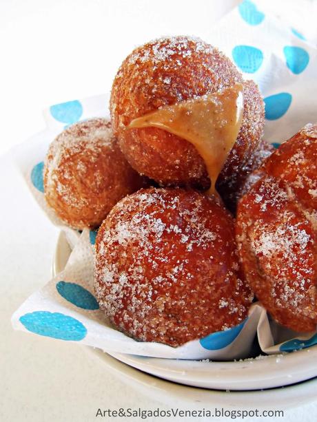 Bolinho de chuva recheado com doce de leite  Fritelle con cuore di dulche de leche