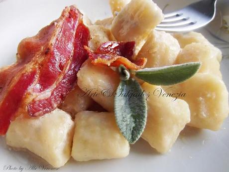 Nhoque de mandioca com bacon  Gnocchi di manioca con bacon croccante e gruyere.