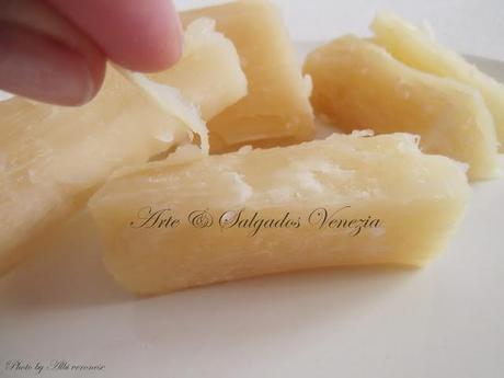 Nhoque de mandioca com bacon  Gnocchi di manioca con bacon croccante e gruyere.