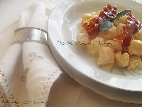 Nhoque de mandioca com bacon  Gnocchi di manioca con bacon croccante e gruyere.