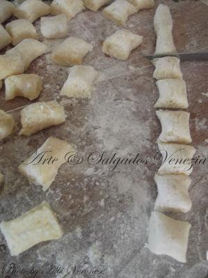 Nhoque de mandioca com bacon  Gnocchi di manioca con bacon croccante e gruyere.