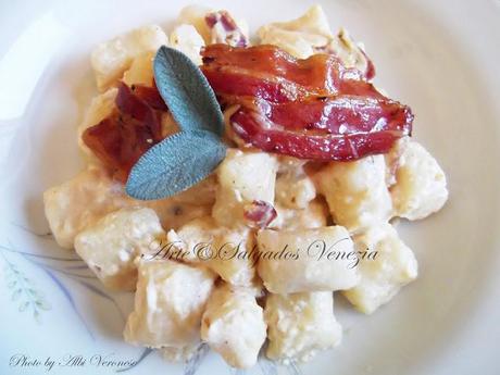 Nhoque de mandioca com bacon  Gnocchi di manioca con bacon croccante e gruyere.