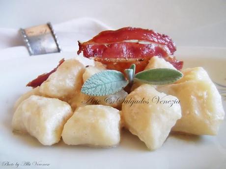 Nhoque de mandioca com bacon  Gnocchi di manioca con bacon croccante e gruyere.