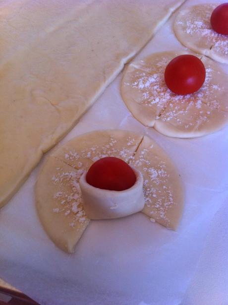 STUZZICHINI: FIORI DI PASTA FOCACCIA CON POMODORINI CILIEGINO E GRANA