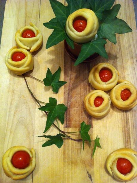 STUZZICHINI: FIORI DI PASTA FOCACCIA CON POMODORINI CILIEGINO E GRANA