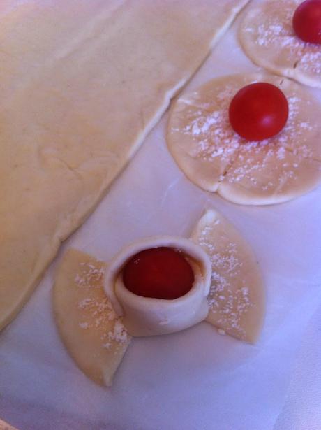 STUZZICHINI: FIORI DI PASTA FOCACCIA CON POMODORINI CILIEGINO E GRANA