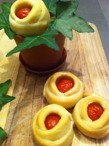 STUZZICHINI: FIORI DI PASTA FOCACCIA CON POMODORINI CILIEGINO E GRANA