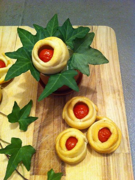 STUZZICHINI: FIORI DI PASTA FOCACCIA CON POMODORINI CILIEGINO E GRANA