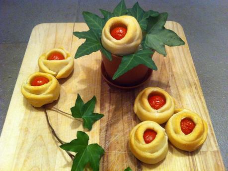 STUZZICHINI: FIORI DI PASTA FOCACCIA CON POMODORINI CILIEGINO E GRANA