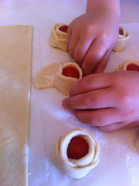 STUZZICHINI: FIORI DI PASTA FOCACCIA CON POMODORINI CILIEGINO E GRANA