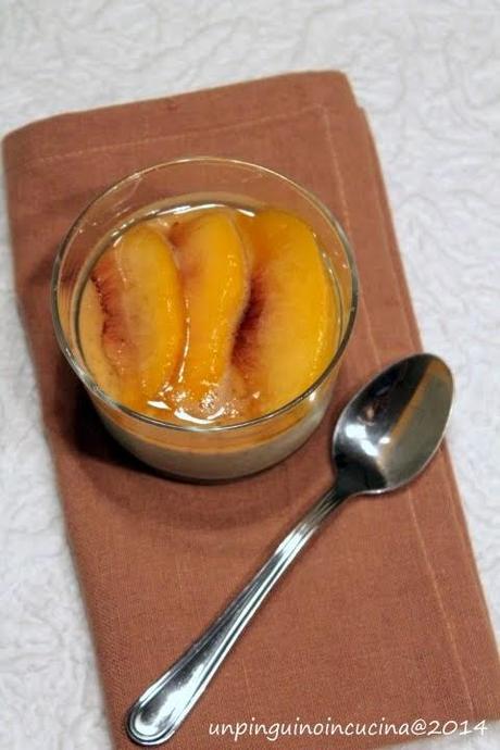 Panna cotta al basilico con pesche al prosecco