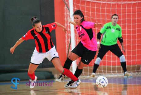 Duello tra Csepregi e Pastorini nella sfida tra Vis Lanciano e Futsal CPFM della 2° giornata di serie A di calcio a 5 femminile
