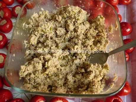 Peperoncini tondi ripieni con tonno e olive verdi