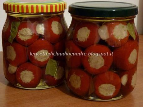 Peperoncini tondi ripieni con tonno e olive verdi