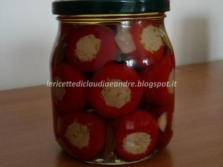 Peperoncini tondi ripieni con tonno e olive verdi