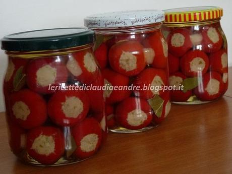 Peperoncini tondi ripieni con tonno e olive verdi