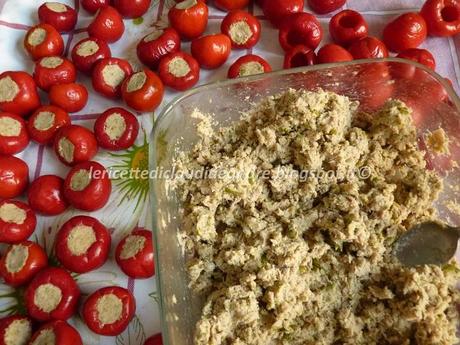 Peperoncini tondi ripieni con tonno e olive verdi