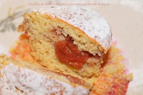 Muffin di Farro e Ricotta con Cuore di Marmellata alle Fragole