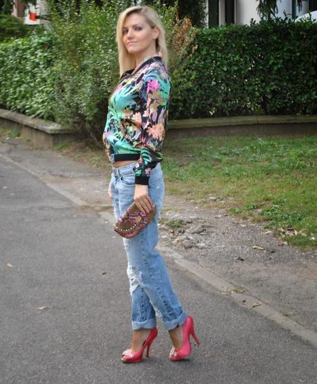 outfit boyfriend jeans e varsity jacket stampa tropicale bomber stampa fiori boyfriennd destroyed decollete fornarina in raso borsa pitonata lobra smalto fusia collana majique con pietre fucsia abbinamento boyfriend jeans come abbinare i boyfriend jeans how to wear boyfriend jeans outfit jeans e tacchi abbinamento jeans e tacchi bracciale modi e mode fashion blogger italiane fashion blogger bionde mariafelicia magno mariafelicia magno fashion blogger colorblock by felym outfit di mariafelicia magno fashion blogger di colorblock by felym outfit ottobre 2014 outfit casual outfit canotta fucsia outfit maglia fucsia come abbinare il fucsia come abbianre la stampa a fiori collana con pietre fucsia majique jewels majique london majique gioielli