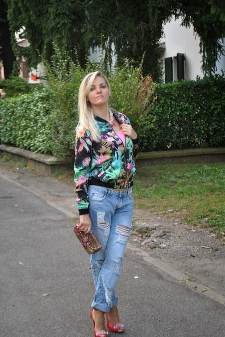 outfit boyfriend jeans e varsity jacket stampa tropicale bomber stampa fiori boyfriennd destroyed decollete fornarina in raso borsa pitonata lobra smalto fusia collana majique con pietre fucsia abbinamento boyfriend jeans come abbinare i boyfriend jeans how to wear boyfriend jeans outfit jeans e tacchi abbinamento jeans e tacchi bracciale modi e mode fashion blogger italiane fashion blogger bionde mariafelicia magno mariafelicia magno fashion blogger colorblock by felym outfit di mariafelicia magno fashion blogger di colorblock by felym outfit ottobre 2014 outfit casual outfit canotta fucsia outfit maglia fucsia come abbinare il fucsia come abbianre la stampa a fiori collana con pietre fucsia majique jewels majique london majique gioielli