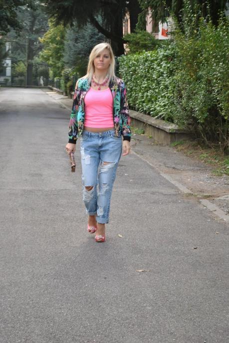 outfit boyfriend jeans e varsity jacket stampa tropicale bomber stampa fiori boyfriennd destroyed decollete fornarina in raso borsa pitonata lobra smalto fusia collana majique con pietre fucsia abbinamento boyfriend jeans come abbinare i boyfriend jeans how to wear boyfriend jeans outfit jeans e tacchi abbinamento jeans e tacchi bracciale modi e mode fashion blogger italiane fashion blogger bionde mariafelicia magno mariafelicia magno fashion blogger colorblock by felym outfit di mariafelicia magno fashion blogger di colorblock by felym outfit ottobre 2014 outfit casual outfit canotta fucsia outfit maglia fucsia come abbinare il fucsia come abbianre la stampa a fiori collana con pietre fucsia majique jewels majique london majique gioielli