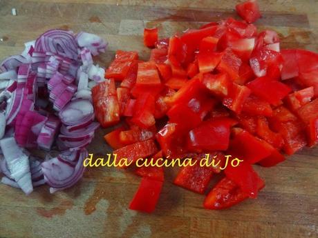 Salsa rossa a base di peperoni, pomodori e cipolle di Tropea