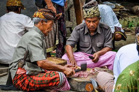 Gli uomini preparano piatto tipico per la festa della luna Bali Indonesia