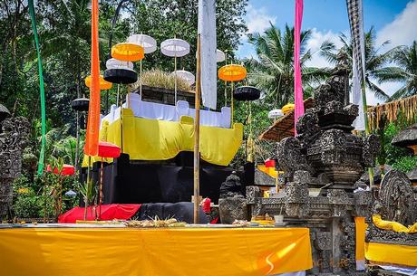 Tempio balinese por la fiesta de la luna llena