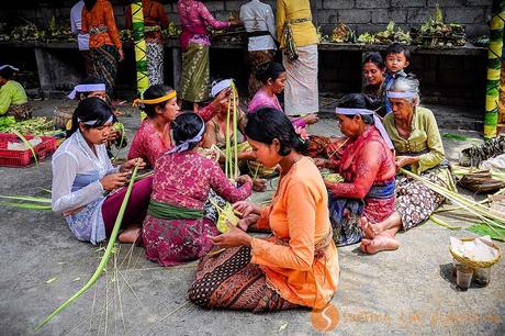 Preparativi festa della luna Bali Indonesia