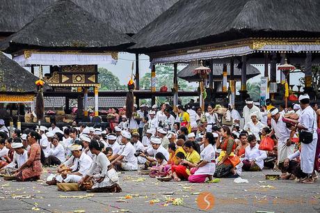 Pregando nel tempio di Pura Besakih Bali Indonesia