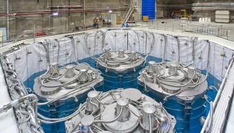Rivelatori di antineutrini nella struttura n.3 di Daya Bay. I rivelatori si trovano all’interno di una piscina riempita di acqua ultrapurificata. Credit: Università della California - Lawrence Berkeley National Laboratory 